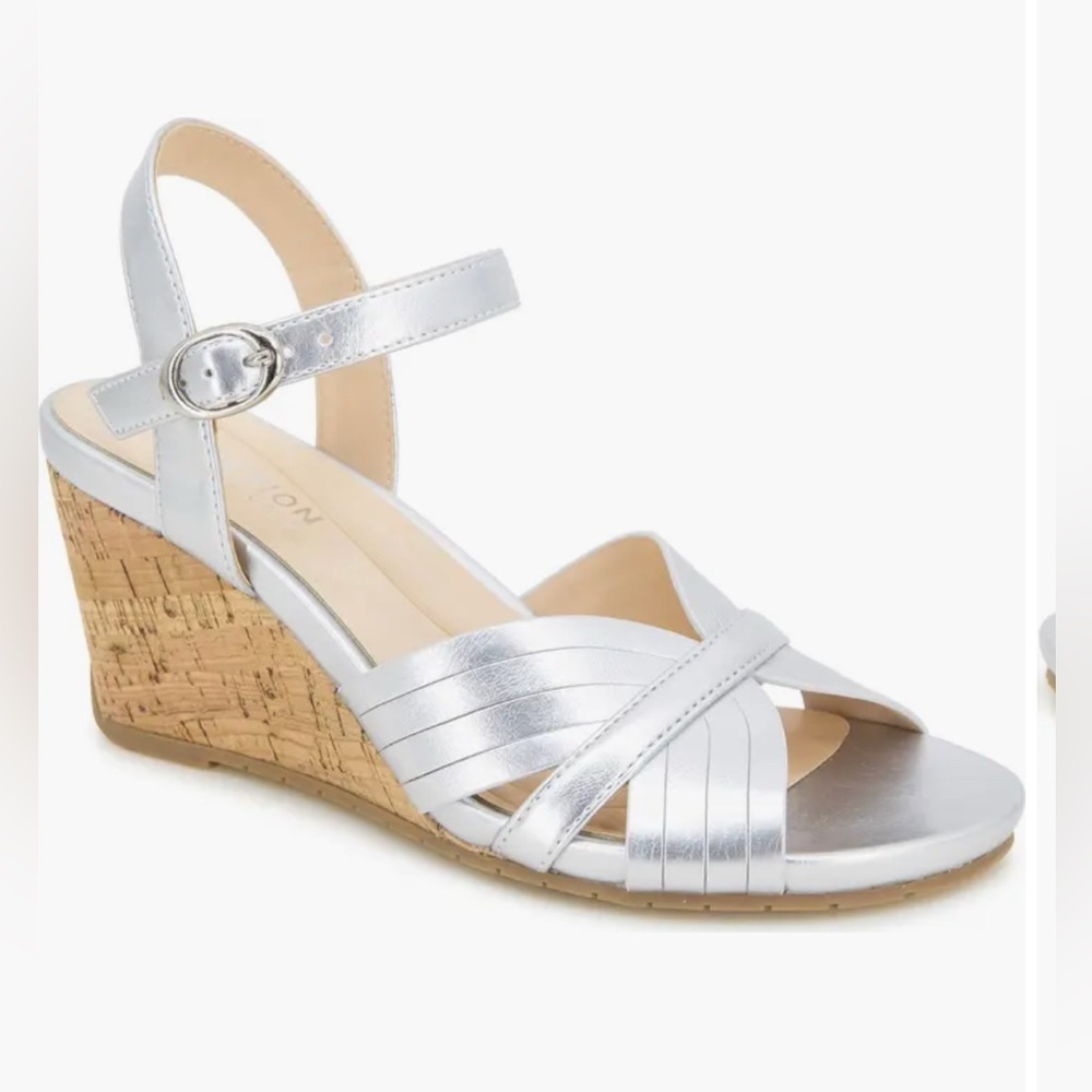 NWT Reaction Kenneth Cole Size 9M Silver Gomi Wedge Sandal